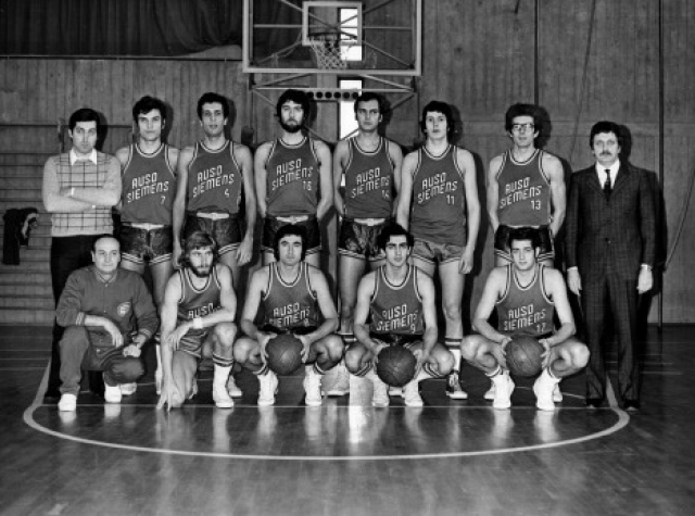 Formazione Auso Siemens 1972/73. In alto da sx:  Albini (coach), Ongaro E., Ongaro G.D., Rossetti, Longhi, Ferrari Claudio, Gippi (o Barbieri ?), accompagnatoreIn basso da sx : massaggiatore, Stepanoff, Turra, Zanetti, Benazzi